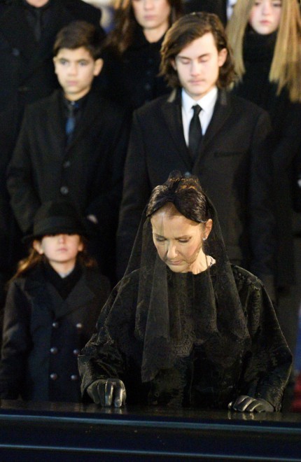 V+spremstvu+otrok+in+stotin+obo%C5%BEevalcev+se+je+Celine+Dion+v+petek+poslovila+od+pokojnega+mo%C5%BEa