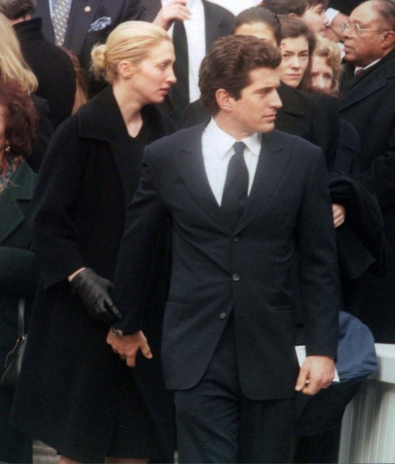 John+Kennedy+in+%C5%BEena+Carolyn+Bessette+leta+1998+%28Foto%3A+Profimedia%29
