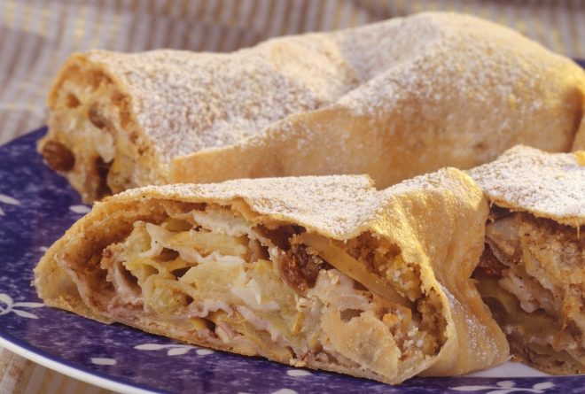 Jabol%C4%8Dni+zavitek%2C+kot+ga+pripravijo+babice+%28Foto%3A+Profimedia%29