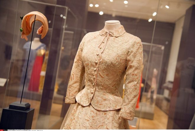 Dvodelna+poro%C4%8Dna+obleka+in+klobuk+%28Foto%3A+Profimedia%29