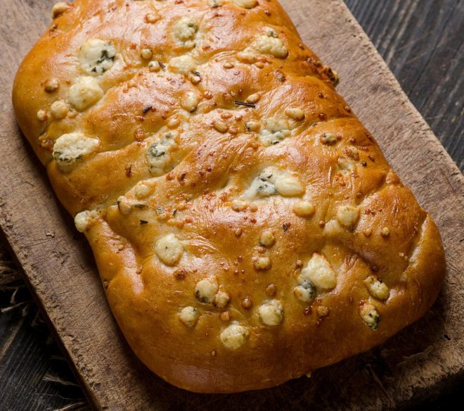 Foccacia+s+pestom+in+mocarelo+%28Foto%3A+Profimedia%29