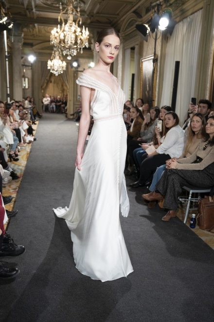 Poro%C4%8Dna+obleka+CRISTINA+PINA+na+madridskem+poro%C4%8Dnem+tednu+mode+%28Foto%3A+Profimedia%29