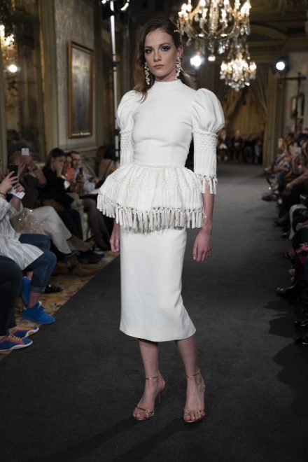 Poro%C4%8Dna+obleka+CRISTINA+PINA+na+madridskem+poro%C4%8Dnem+tednu+mode+%28Foto%3A+Profimedia%29