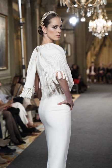 Poro%C4%8Dna+obleka+CRISTINA+PINA+na+madridskem+poro%C4%8Dnem+tednu+mode+%28Foto%3A+Profimedia%29