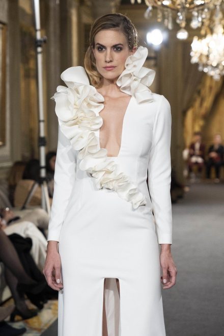 Poro%C4%8Dna+obleka+CRISTINA+PINA+na+madridskem+poro%C4%8Dnem+tednu+mode+%28Foto%3A+Profimedia%29