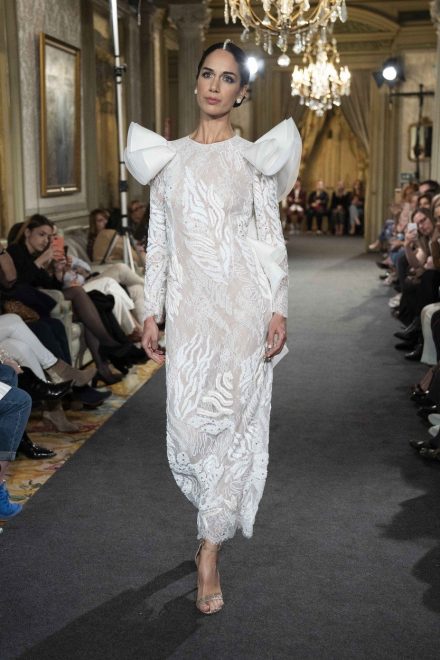 Poro%C4%8Dna+obleka+CRISTINA+PINA+na+madridskem+poro%C4%8Dnem+tednu+mode+%28Foto%3A+Profimedia%29