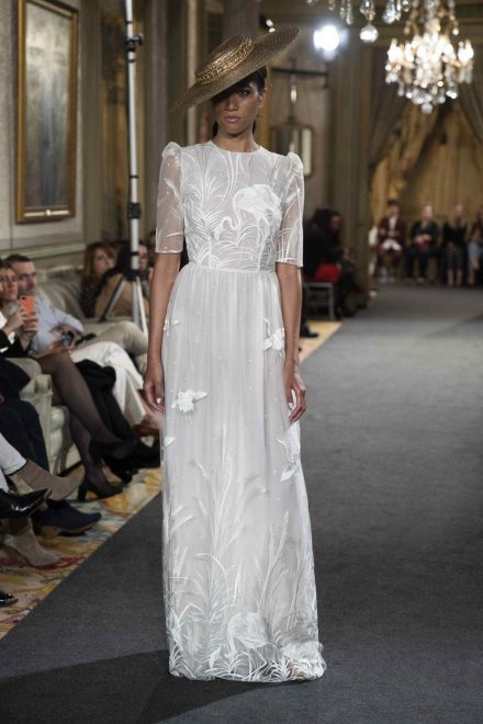 Poro%C4%8Dna+obleka+CRISTINA+PINA+na+madridskem+poro%C4%8Dnem+tednu+mode+%28Foto%3A+Profimedia%29