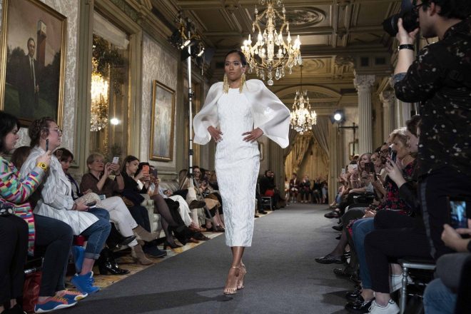 Poro%C4%8Dna+obleka+CRISTINA+PINA+na+madridskem+poro%C4%8Dnem+tednu+mode+%28Foto%3A+Profimedia%29