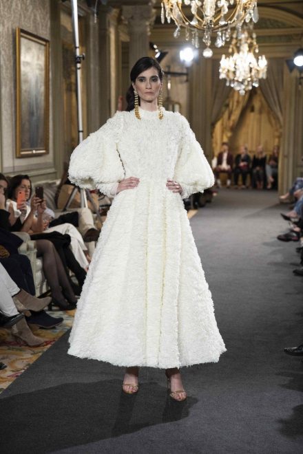 Poro%C4%8Dna+obleka+ALICIA+RUEDA++na+madridskem+tednu+poro%C4%8Dne+mode+%28Foto%3A+Profimedia%29