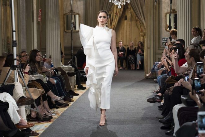 Poro%C4%8Dna+obleka+CRISTINA+PINA+na+madridskem+poro%C4%8Dnem+tednu+mode+%28Foto%3A+Profimedia%29