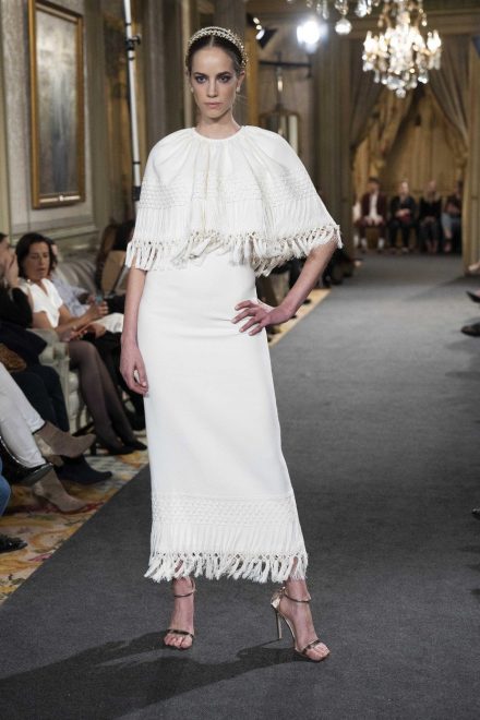 Poro%C4%8Dna+obleka+CRISTINA+PINA+na+madridskem+poro%C4%8Dnem+tednu+mode+%28Foto%3A+Profimedia%29