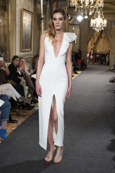 Poro%C4%8Dna+obleka+CRISTINA+PINA+na+madridskem+poro%C4%8Dnem+tednu+mode+%28Foto%3A+Profimedia%29