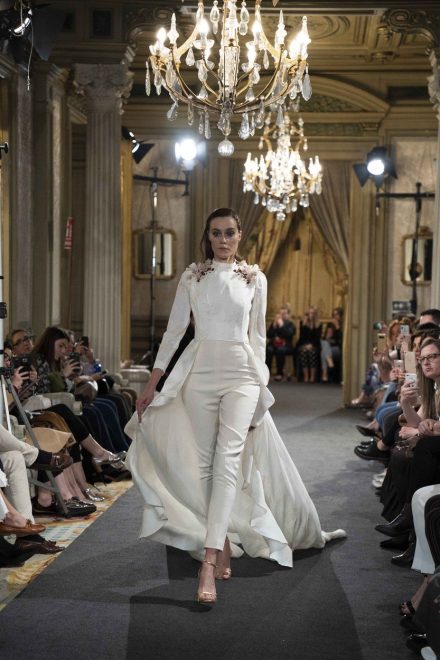 Poro%C4%8Dna+obleka+CRISTINA+PINA+na+madridskem+poro%C4%8Dnem+tednu+mode+%28Foto%3A+Profimedia%29