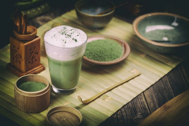 Matcha+velja+za+espresso+med+zelenimi+%C4%8Daji+%28Foto%3A+Profimedia%29