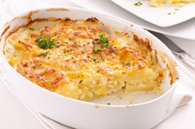 Mmm+mnjami...+Gratiniran+krompir+s+%C4%8Debulo+%28Foto%3A+Profimedia%29