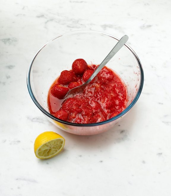 Po+doma%C4%8Dem+jagodnem+pilingu+za+telo+boste+tudi+lepo+di%C5%A1ale.+%28Foto%3A+Profimedia%29