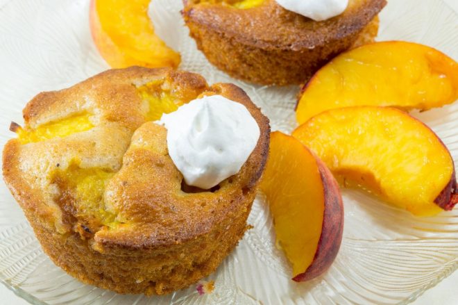 V+sezoni+breskev+morate+vsaj+enkrat+spe%C4%8Di+te+muffine%21+%28Foto%3A+Profimedia%29