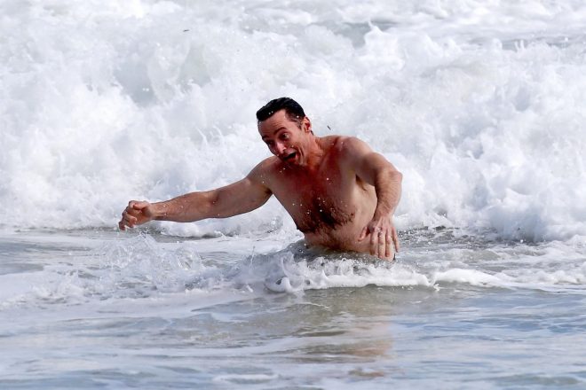 Hugh+Jackman+u%C5%BEiva+na+pla%C5%BEi+v+avstralskem+Perthu+%28Foto%3A+Profimedia%29