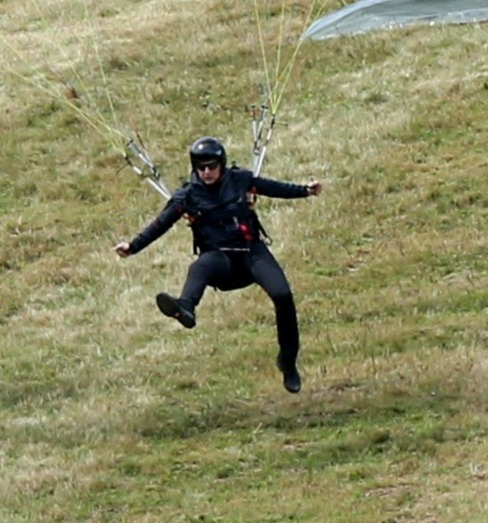 Tom+Cruise+se+u%C4%8Di+padalstva+v+Franciji+%28Foto%3A+Profimedia%29