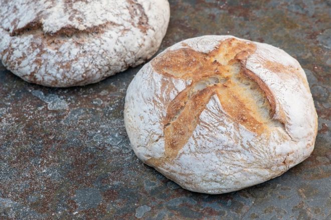 Doma%C4%8Di+kisli+kruh+so+v%C4%8Dasih+jedli+na+kmetijah+%28Foto%3A+Profimedia%29