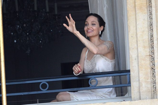 Angelina+Jolie+med+snemanjem+reklame+za+parfum+Guerlain+v+Parizu+%28Foto%3A+Profimedia%29