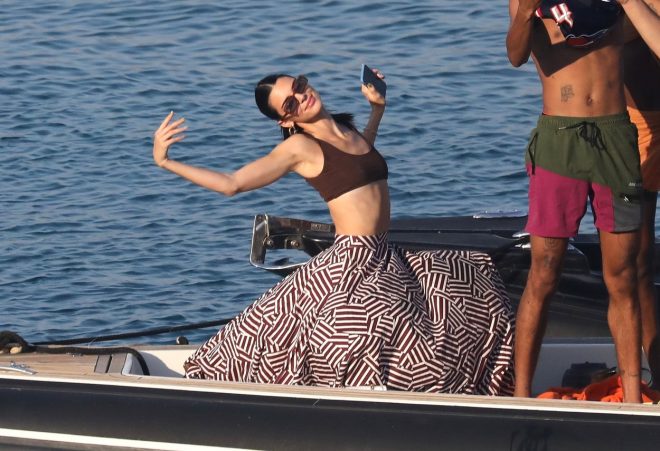 Kendall+Jenner+u%C5%BEiva+po%C4%8Ditnice+v+Gr%C4%8Diji+%28Foto%3A+Profimedia%29+