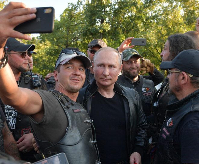 Vladimir+Putin+pozira+za+selfie+z+bikerjem+%28%28Foto%3A+Profimedia%29