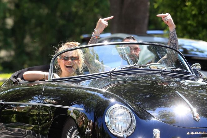 Adam+Levine+in+%C5%BEena+Behati+Prinsloo+se+zabavata+med+vo%C5%BEnjo+po+Beverly+Hills+z+njunim+oltimerjem+%28Foto%3A+Profimedia%29