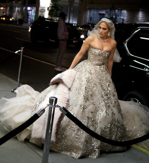 Jennifer+Lopez+v+razko%C5%A1ni+poro%C4%8Dni+obleki+na+snemanju+filma+%22Marry+Me%22+%28Foto%3A+Profimedia%29