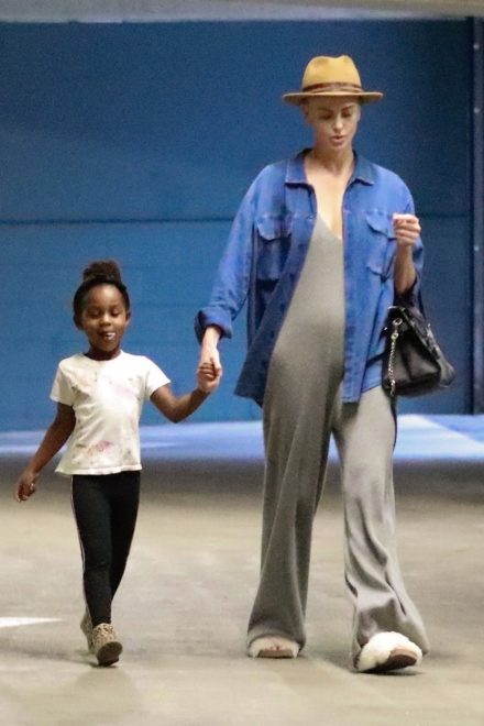 Charlize+Theron+je+h%C4%8Derkico+peljala+na+plesne+urice+%28Foto%3A+Profimedia%29