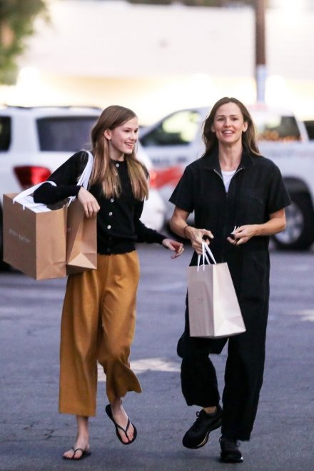 Jennifer+Garner+in+h%C4%8Derka+Violet+med+nakupovanjem+%28Foto%3A+Profimedia%29