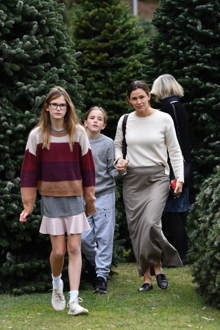 Jennifer+Garner+z+trokoma+med+nakupovanjem+bo%C5%BEi%C4%8Dnega+drevesca+%28Foto%3A+Profimedia%29