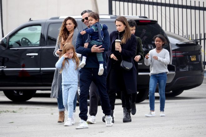 Jessica+Alba%2C+njen+mo%C5%BE+in+trije+otroci+so+se+dru%C5%BEinsko+odpravili+po+bo%C5%BEi%C4%8Dno+smrekico+%28Foto%3A+Profimedia%29