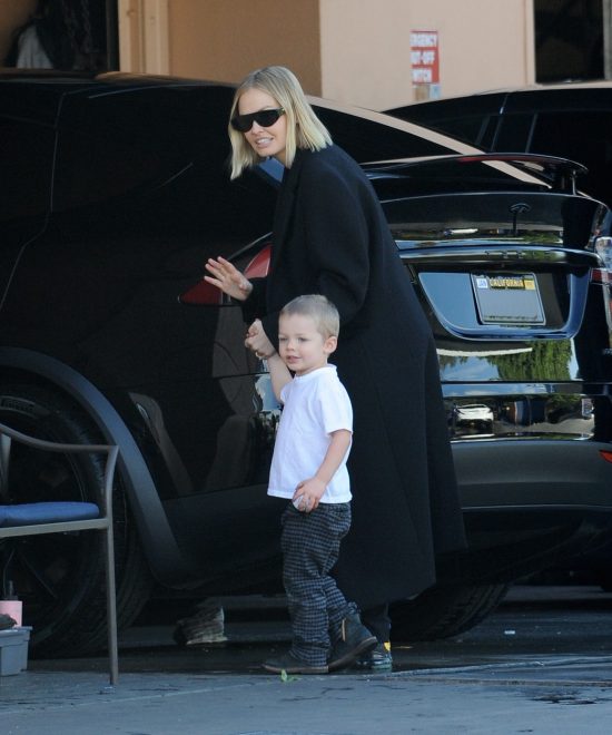 Nose%C4%8Da+Lara+Worthington+s+sinom+%28Foto%3A+Profimedia%29