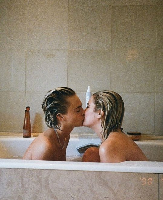 Cara+Delavigne+in+Ashley+Bendon+%28Foto%3A+Profimedia%29