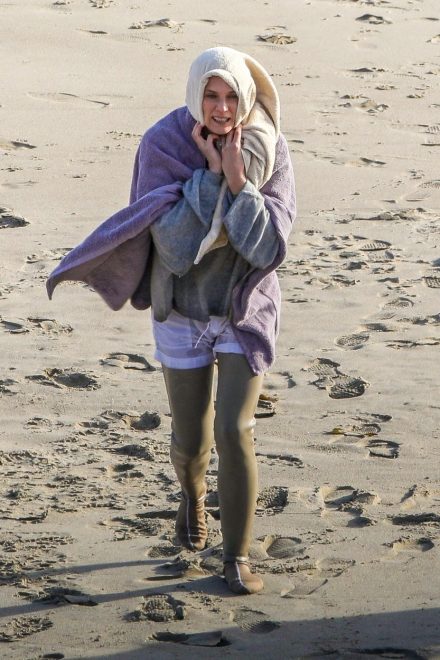 Igralka+Diana+Kruger+se+bori+z+mrazom+med+snemanjem+televizijskega+%C5%A1ova+%27Swimming+with+Sharks%27+na+obali+v+Malibuju+%28Foto%3A+Profimedia%29