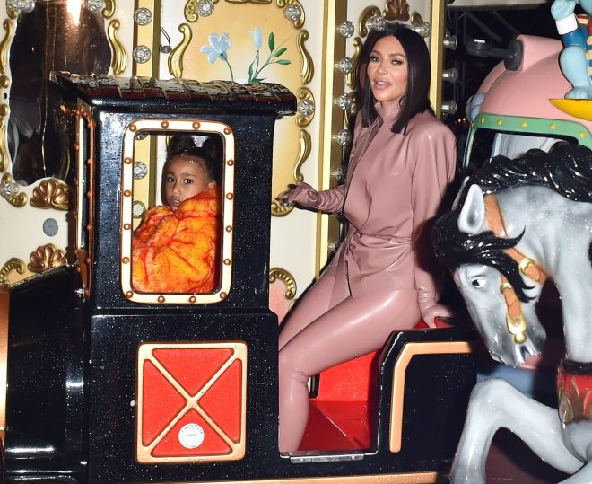 Kim+Kardashian+s+h%C4%8Derko+North+na+vrtiljaku+v+Parizu+%28Foto%3A+Profimedia%29