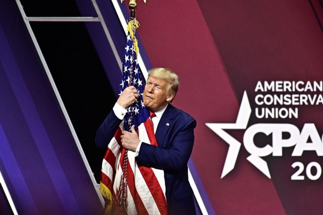 Donald+Trump+objema+ameri%C5%A1ko+zastavo+%28Foto%3A+Profimedia%29