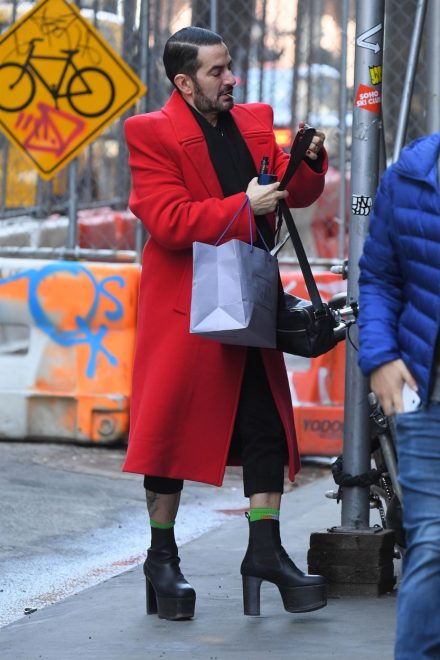 Oblikovalec+Marc+Jacobs+v+rde%C4%8Dem+pla%C5%A1%C4%8Du+in+v+visokih+petah+v+New+Yorku+%28Foto%3A+Profimedia%29