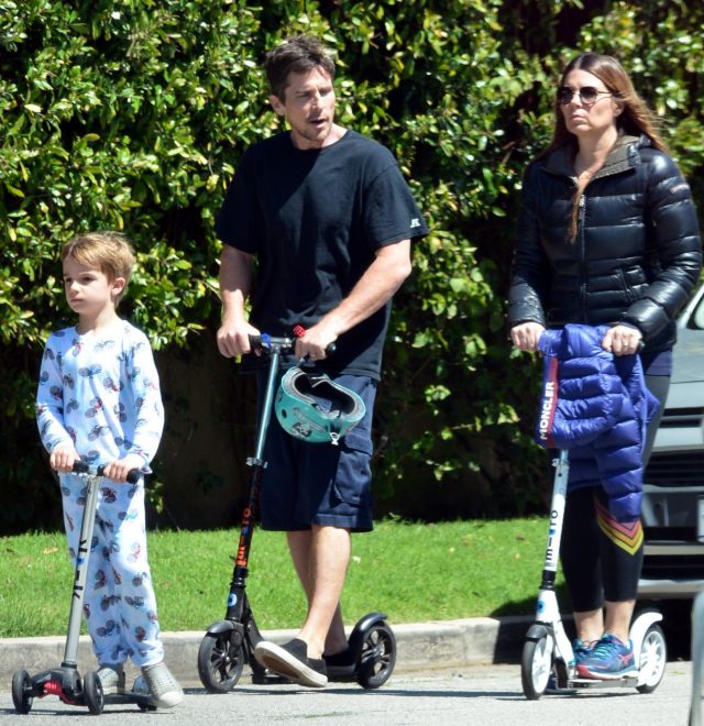 Igralec+Christian+Bale+z+%C5%BEeno+Sibi+in+sinom+Josephom+v+Brentwoodu+%28Foto%3A+Profimedia%29