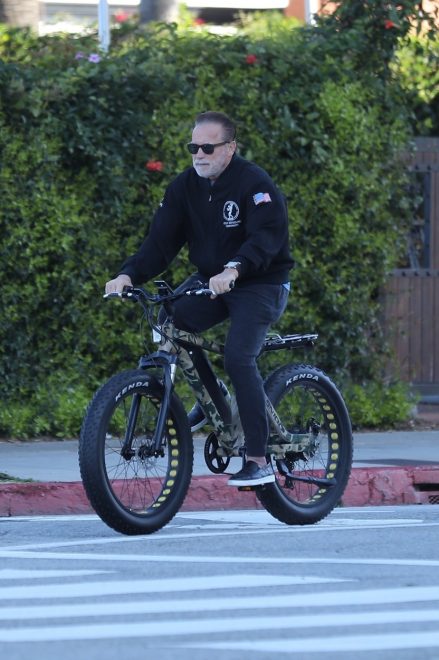 Arnold+Schwarzenegger+je+v+Santa+Monici+kolesaril+skupaj+s+prijateljem+%28Foto%3A+Profimedia%29