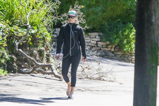 Igralka+Ali+Larter+med+sprehodom%28Foto%3A+Profimedia%29