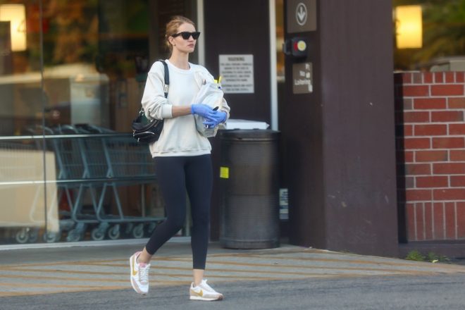 Rosie+Huntington-Whiteley+oboro%C5%BEena+z+rokavicami+in+masko+za+obisk+trgovine+%28Foto%3A+Profimedia%29