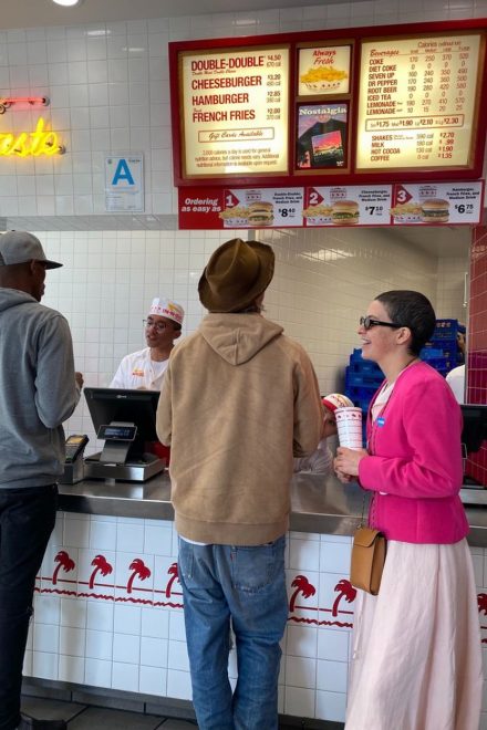 Brad+in+Ali+so+ujeli+med+naro%C4%8Danjem+kave+%28Foto%3A+Profimedia%29