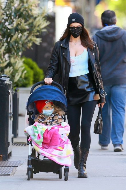 Irina+Shayk+in+h%C4%8Derkica+Lea+z+masko+%28Foto%3A+Profimedia%29