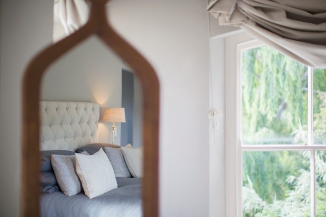 Ogledalo%2C+v+katerem+se+ne+vidimo+celi%2C+lahko+povzro%C4%8Di+zdravstvene+te%C5%BEave+%28Foto%3A+Profimedia%29