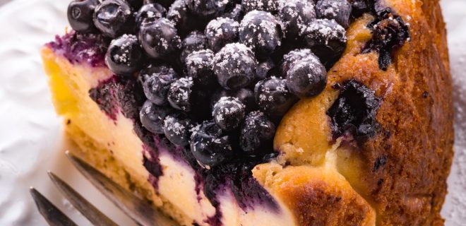 Borovničev cheesecake brez peke