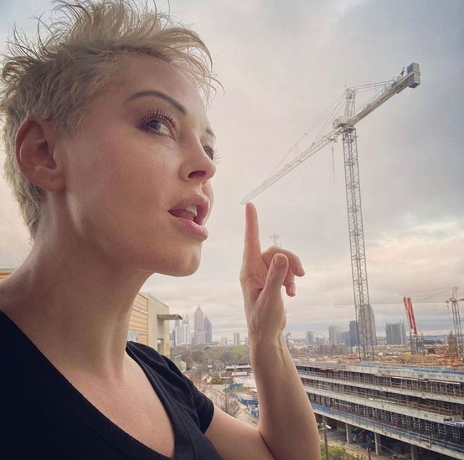 Rose+McGowan+kot+blond+katkolaska+z+manj%C5%A1o+irokezo+spredaj+%28Foto%3A+Profimedia%29