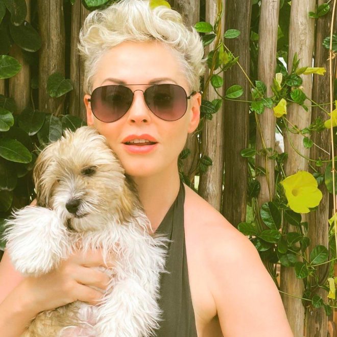 Rose+McGowan+kot+blond+katkolaska+z+manj%C5%A1o+irokezo+spredaj+%28Foto%3A+Profimedia%29