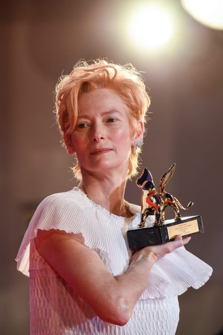 Tilda+Swinton+je+kraljica+kratkih+frizur+-+tokrat+z+divje+razmr%C5%A1enimi++kodri+%28Foto%3A+Profimedia%29